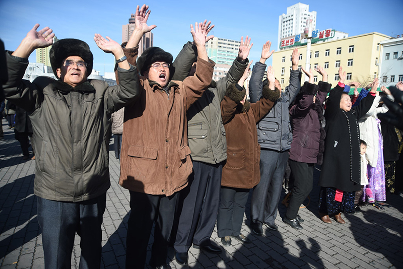 Ông Kim Jong Un chia vui cùng cấp dưới khi Triều Tiên thử tên lửa